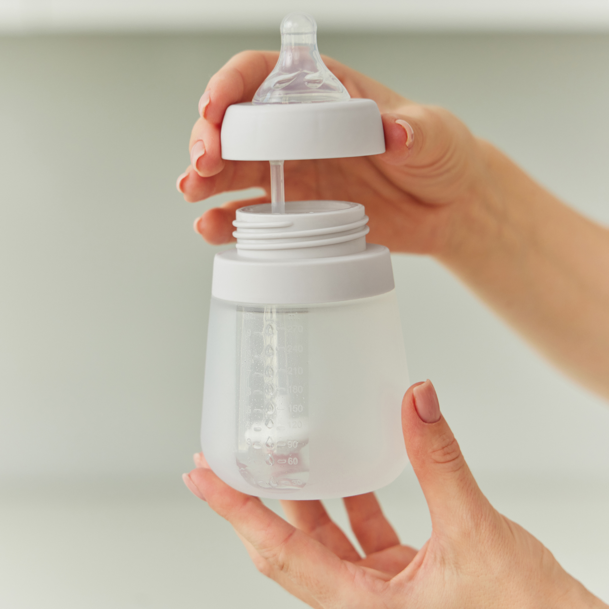 Бутылочка силиконовая с крышкой и 2 силиконовыми сосками, 270 мл