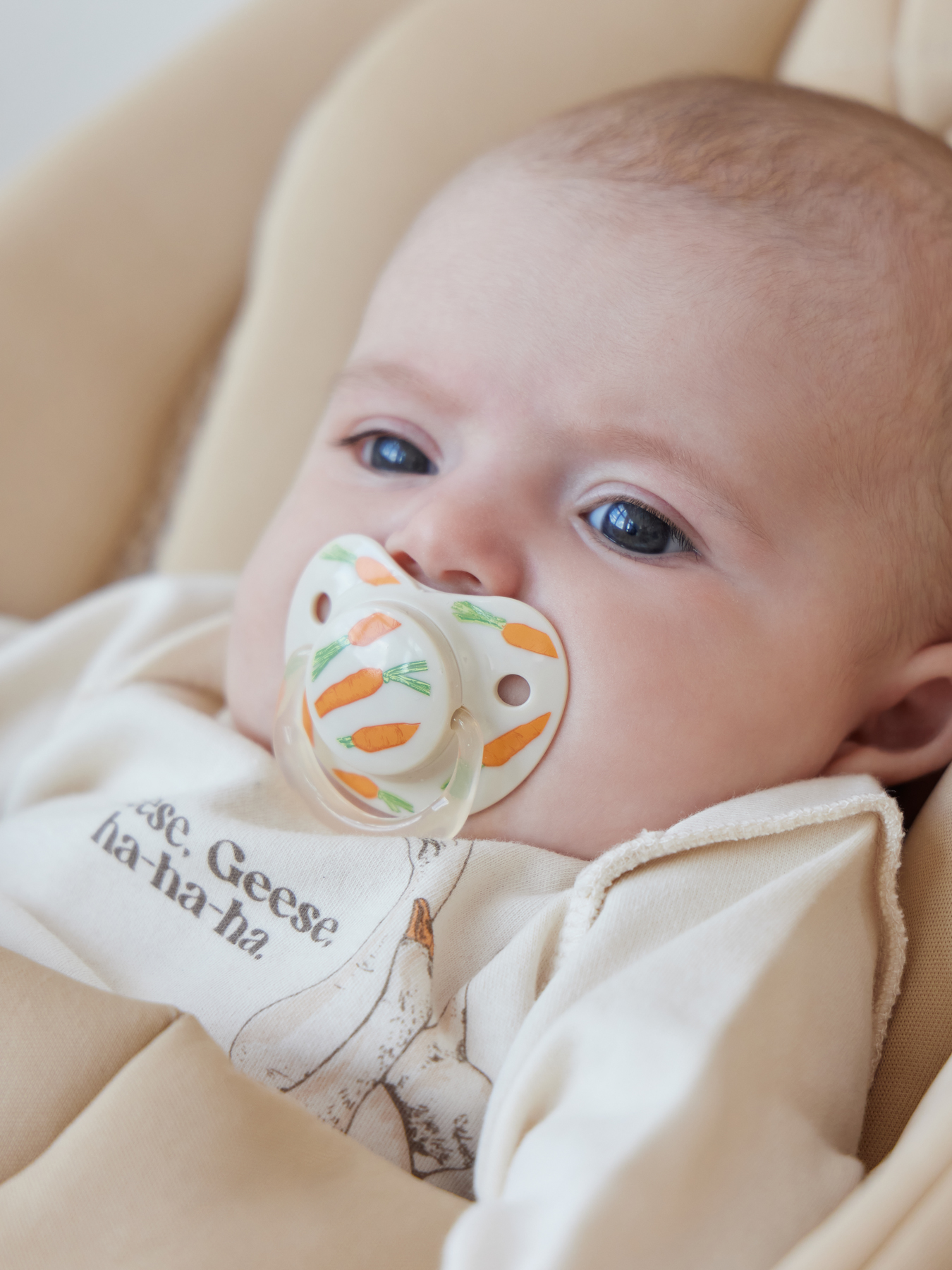 Соска-пустышка силиконовая симметричной формы, 12-24