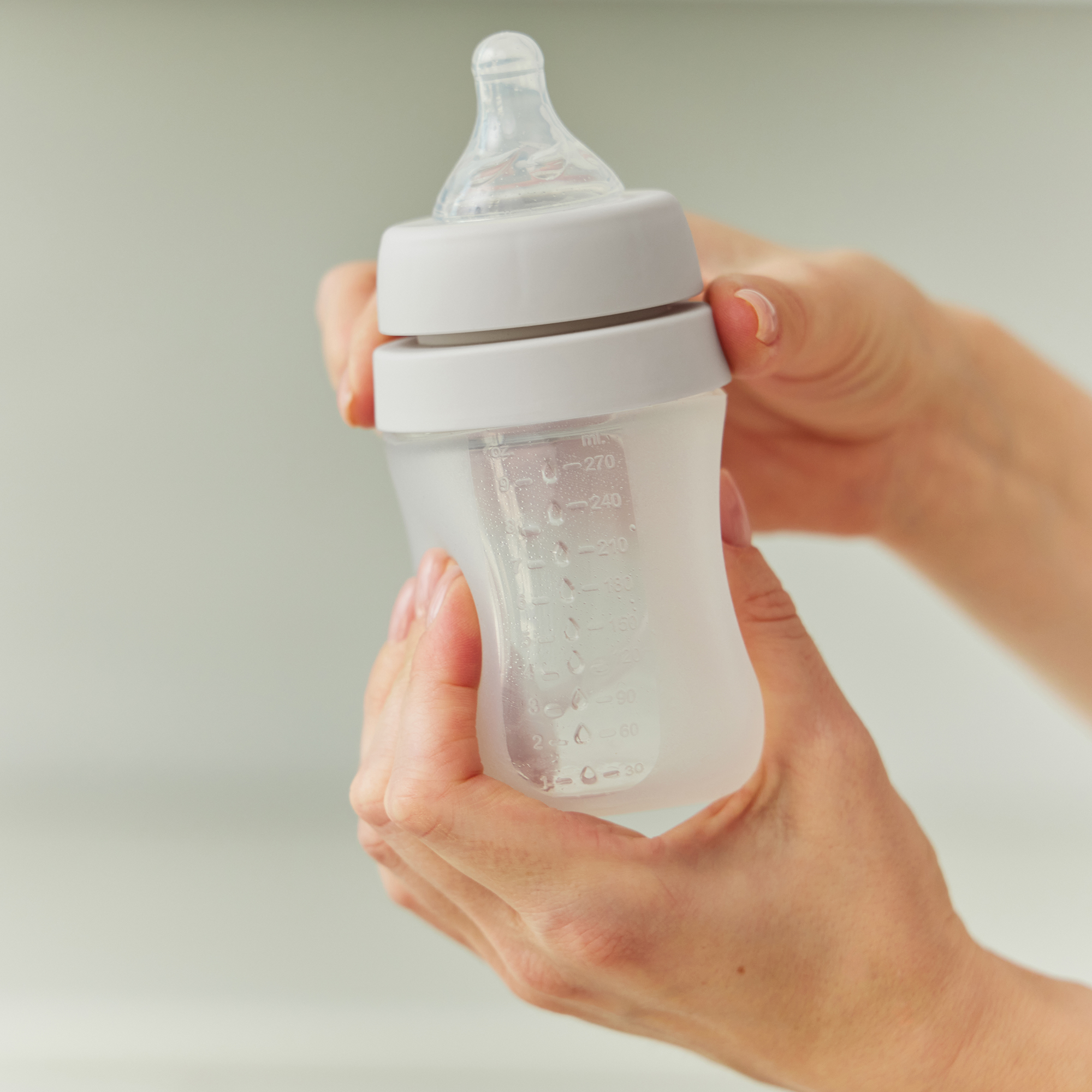 Бутылочка силиконовая с крышкой и 2 силиконовыми сосками, 270 мл