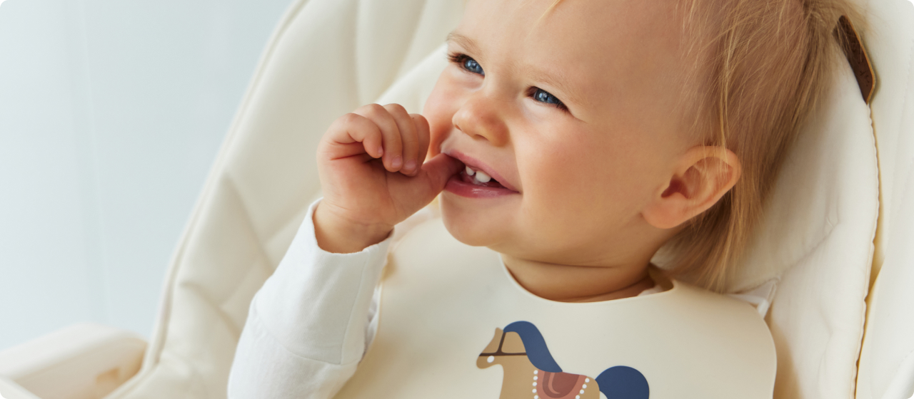 Если младенец плачет, издает странные звуки, засовывает руки в рот и пускает слюни